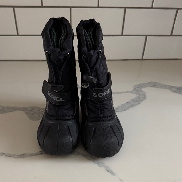 Youth Flurry winter Sorel Black and Gray Insulated Boots size 8/ toddler EUC